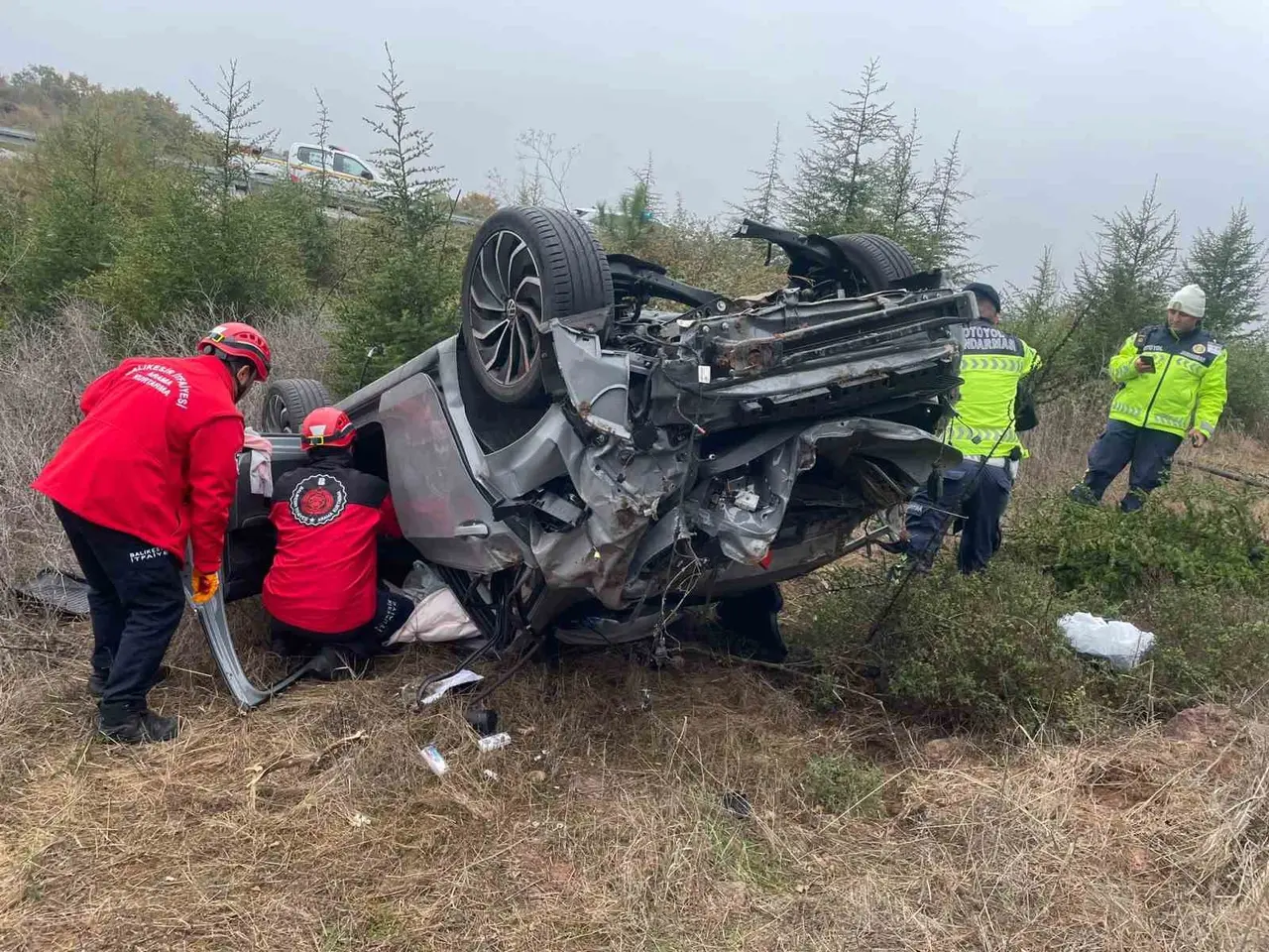 Balıkesir’de otomobil bariyerleri aşarak şarampole uçtu: 1 yaralı