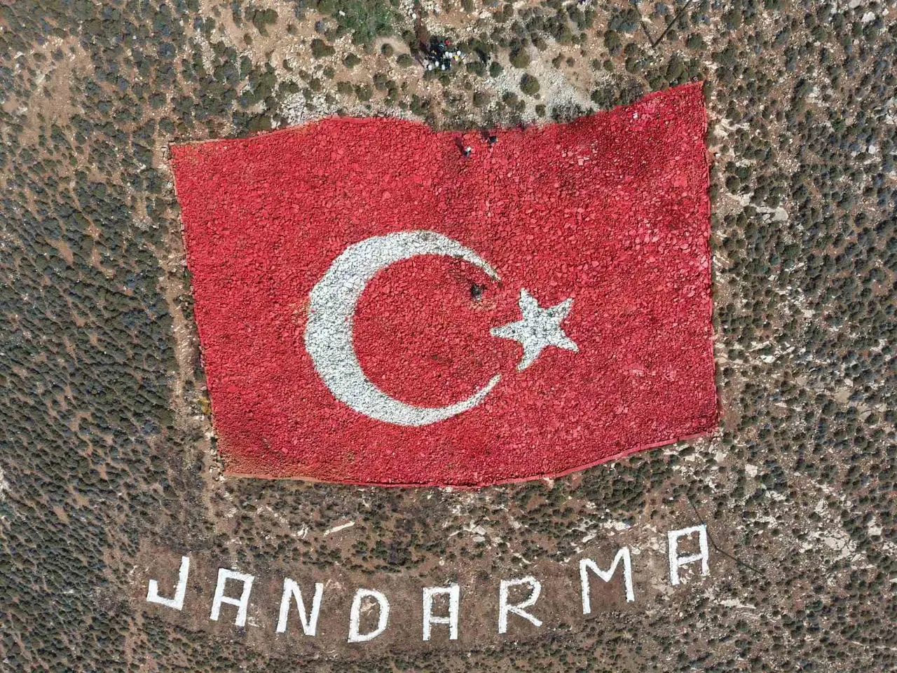 Amanosların zirvesindeki dev al bayrak yenilendi