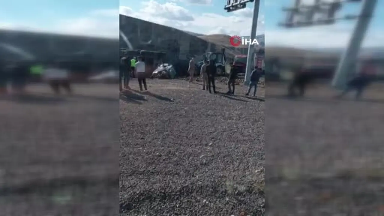 Ağrı’da tır ve otomobilin çarpıştı feci kazada 4 kişi öldü
