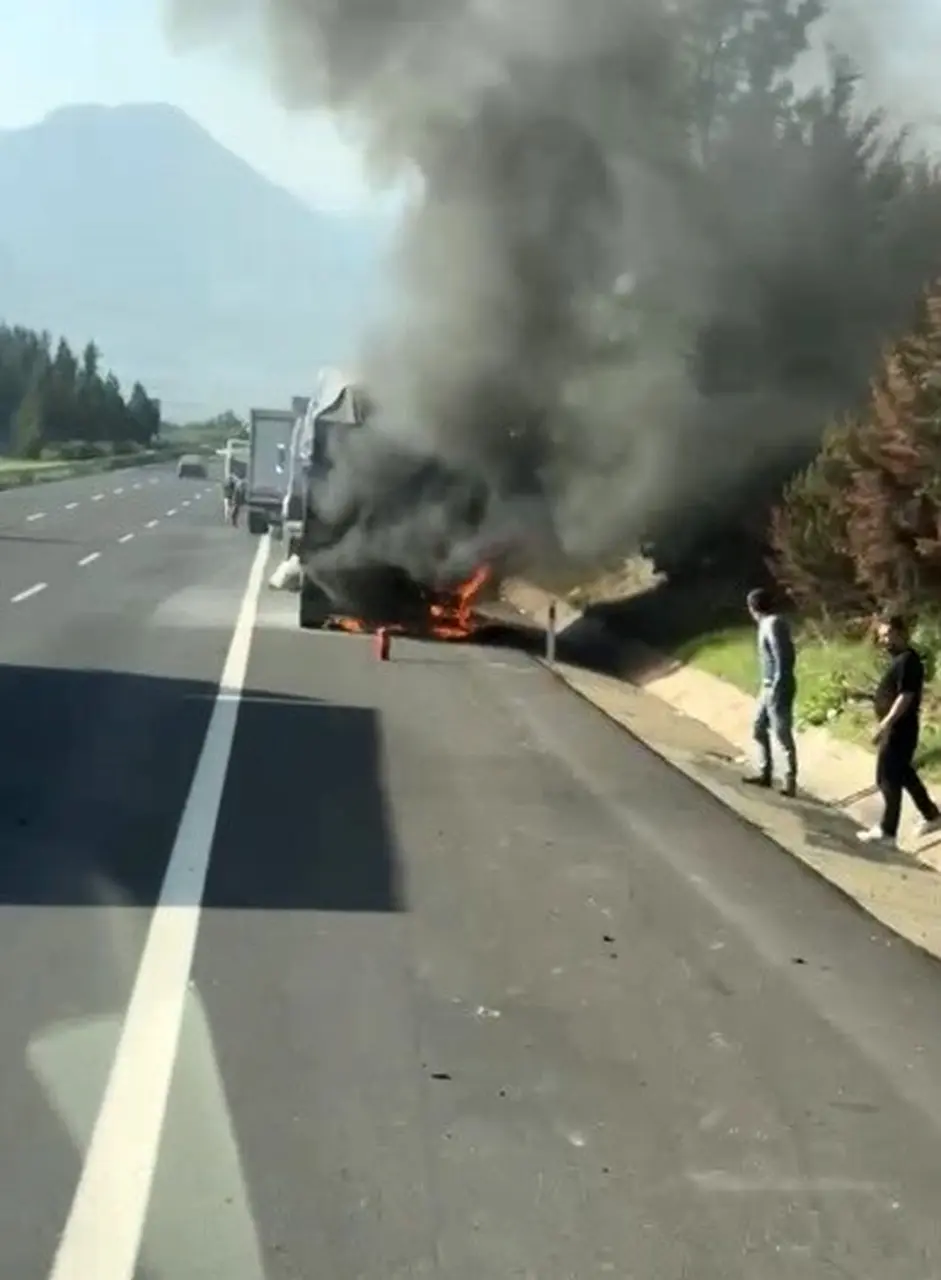 Osmaniye’de yem yüklü tır alev aldı, itfaiye ekipleri söndürdü