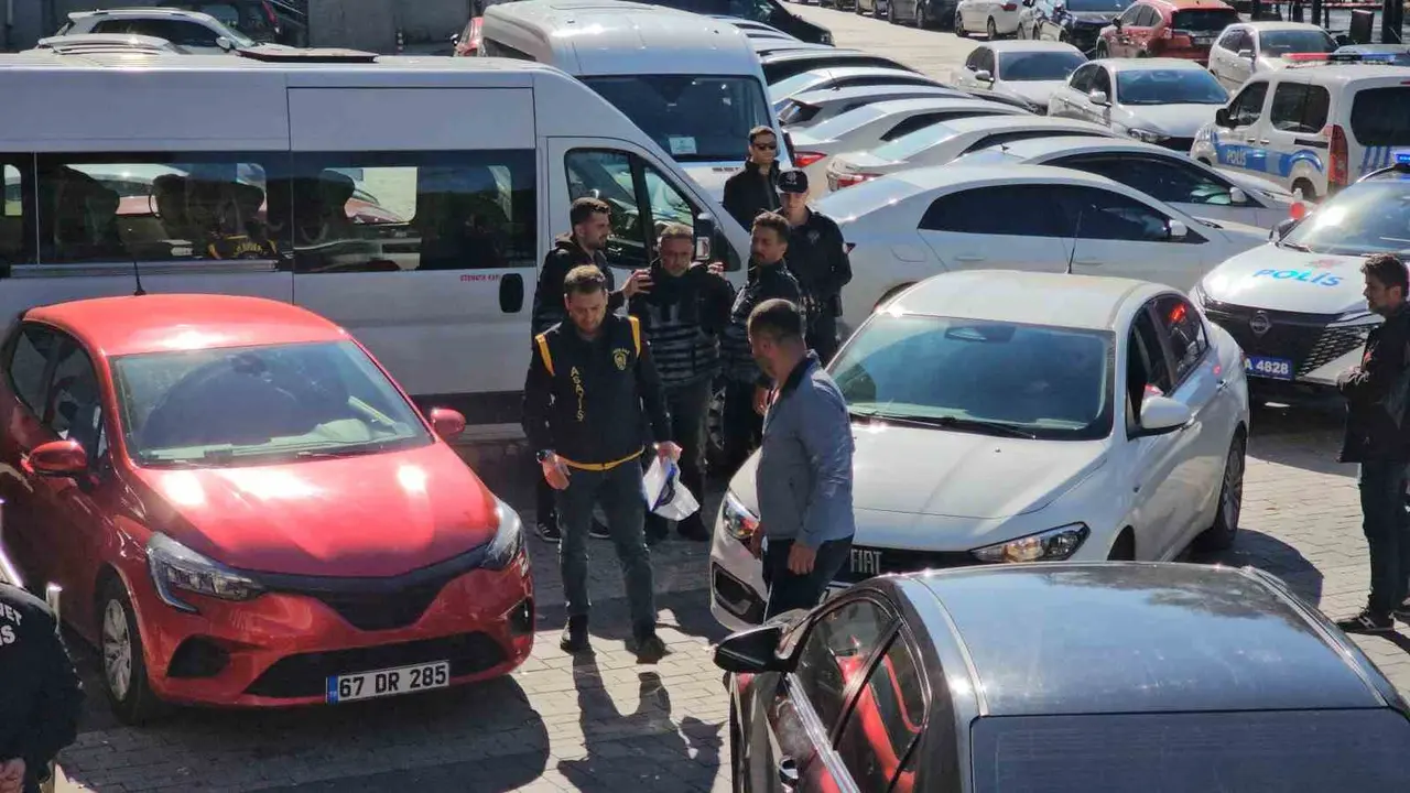 Eşini ve araya giren genci vuran şüpheli adliyeye sevk edildi