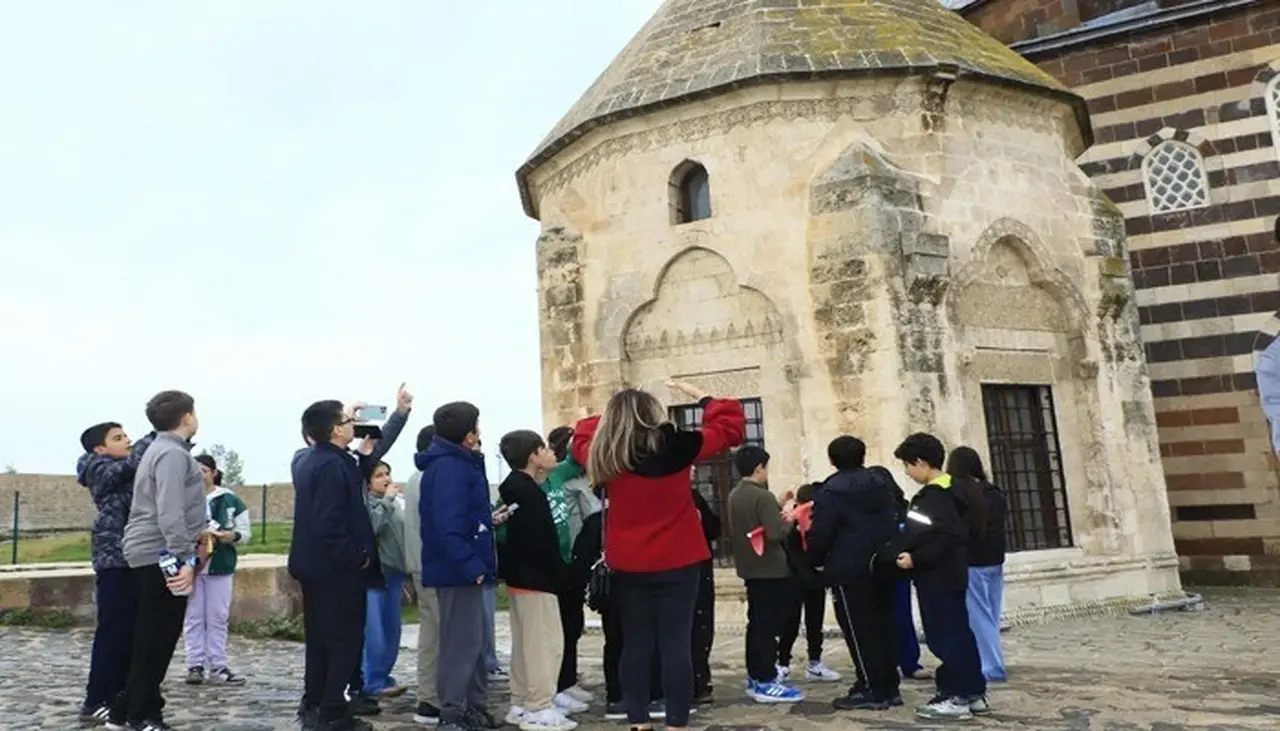 Vanlı öğrenciler kentin tarihi ve turistik mekanlarını gezdi
