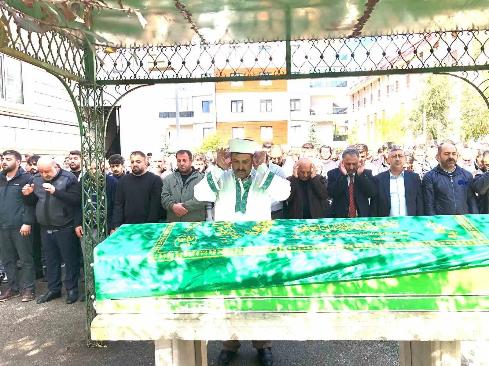 İmam, ağabeyinin cenaze namazını kıldırdı
