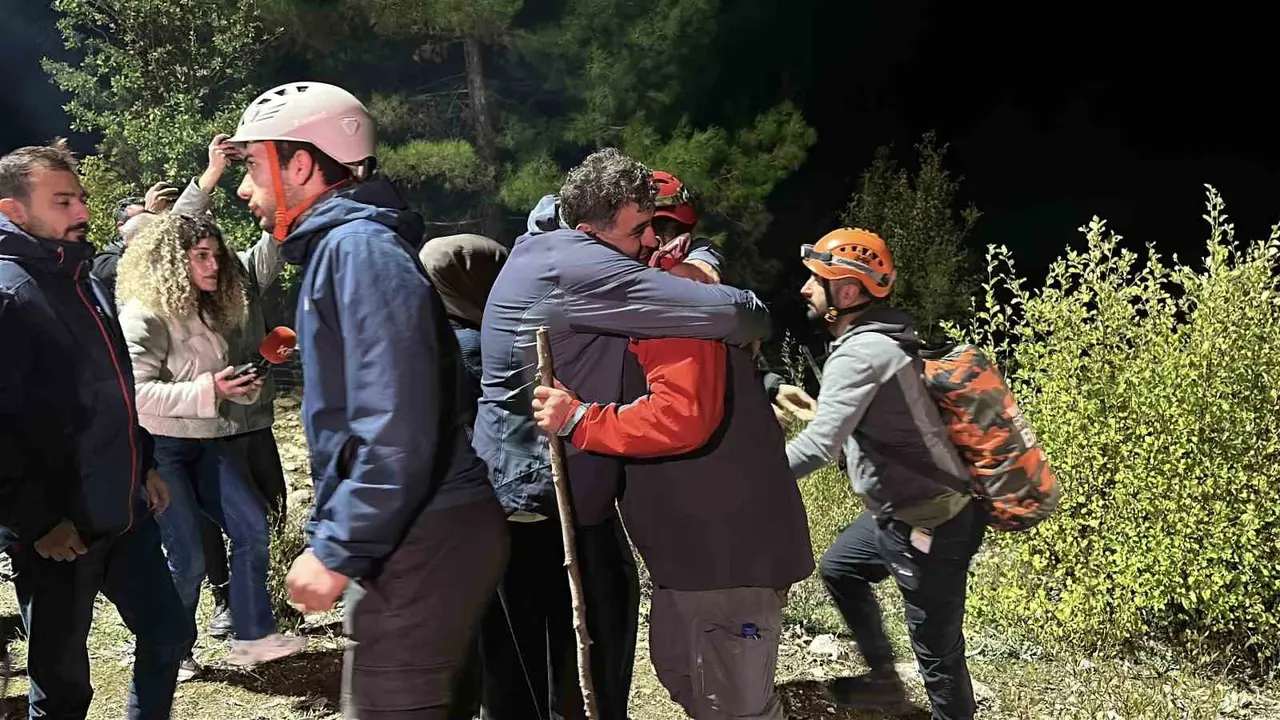 Yazılı Kanyon’da mahsur kalanlara dron ile ulaştırılan telsiz, kurtuluşun habercisi oldu