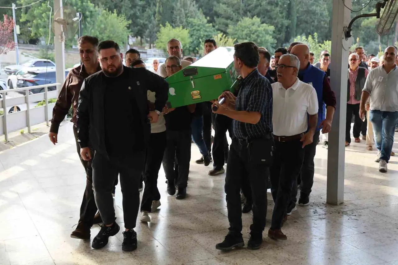 Tekne kazasında hayatını kaybeden doktor, gözyaşlarıyla toprağa verildi