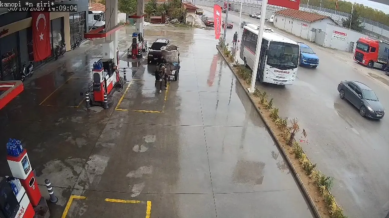 Yakıtı biten aracı at arabasıyla 2 kilometre çekti