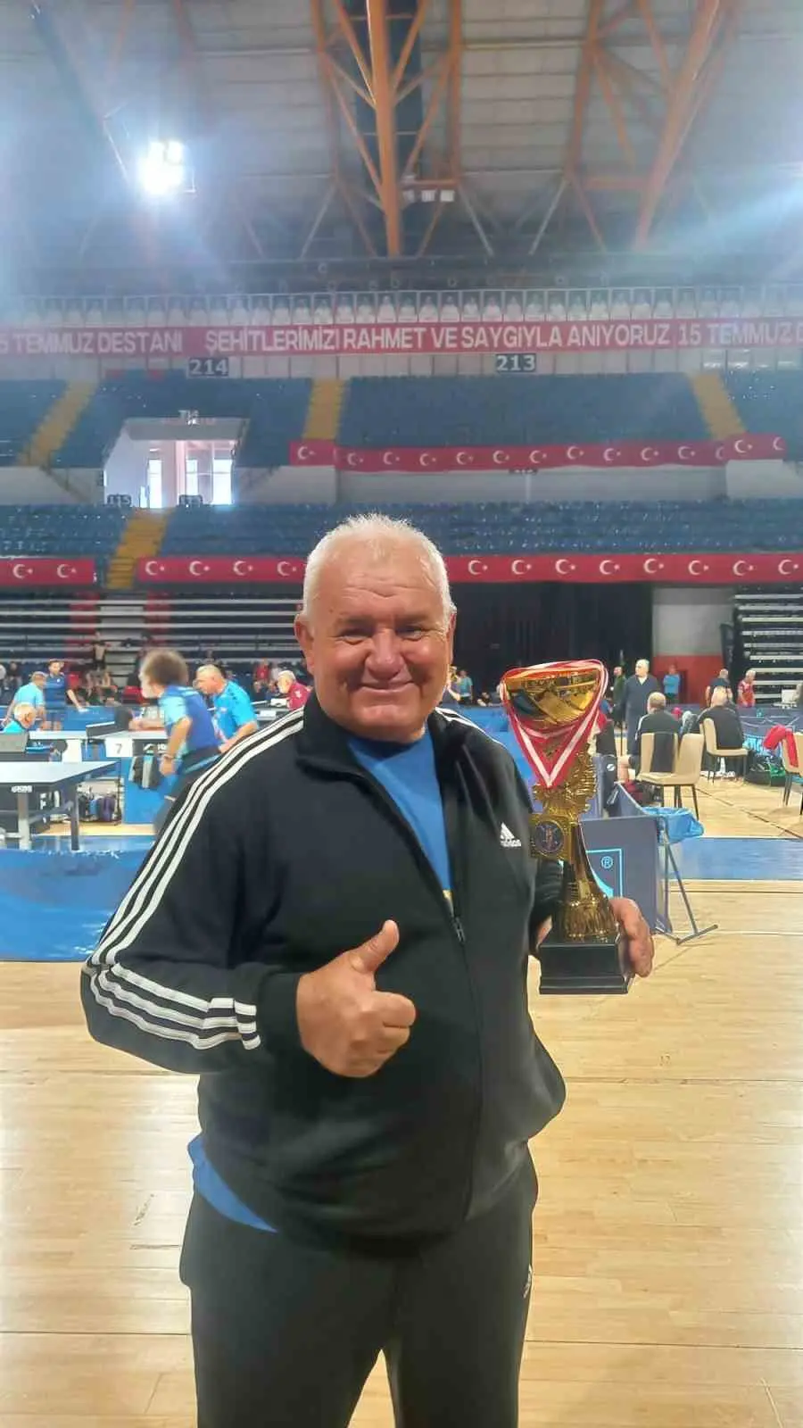 Söke Belediyespor’un başarılı antrenörü Aydın, raketi ile de yıllara meydan okuyor