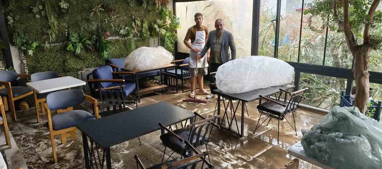 Mersin’de şiddetli yağış: İlçelerde yollar ve tarım alanları su altında kaldı