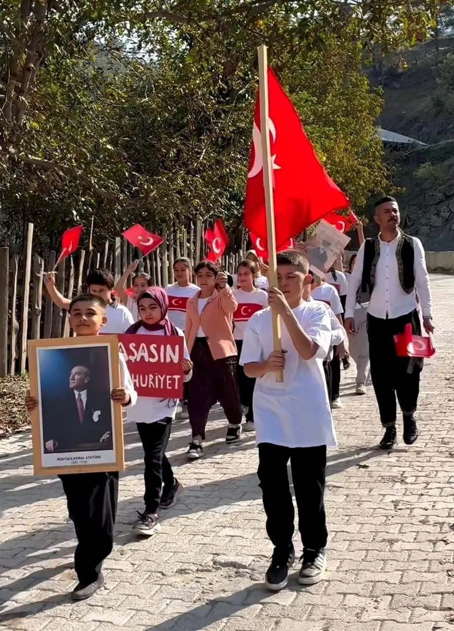 Feke’de köy okulundan Cumhuriyet Bayramı’nda anlamlı kutlama