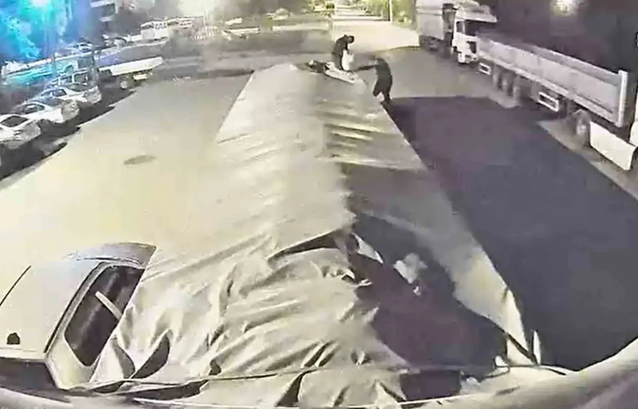 Bir ton şekeri mopede doldurup çaldılar