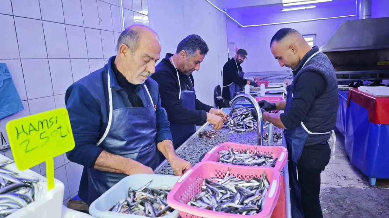 Ahlat’ta soğuk havalarla birlikte balık satışları arttı