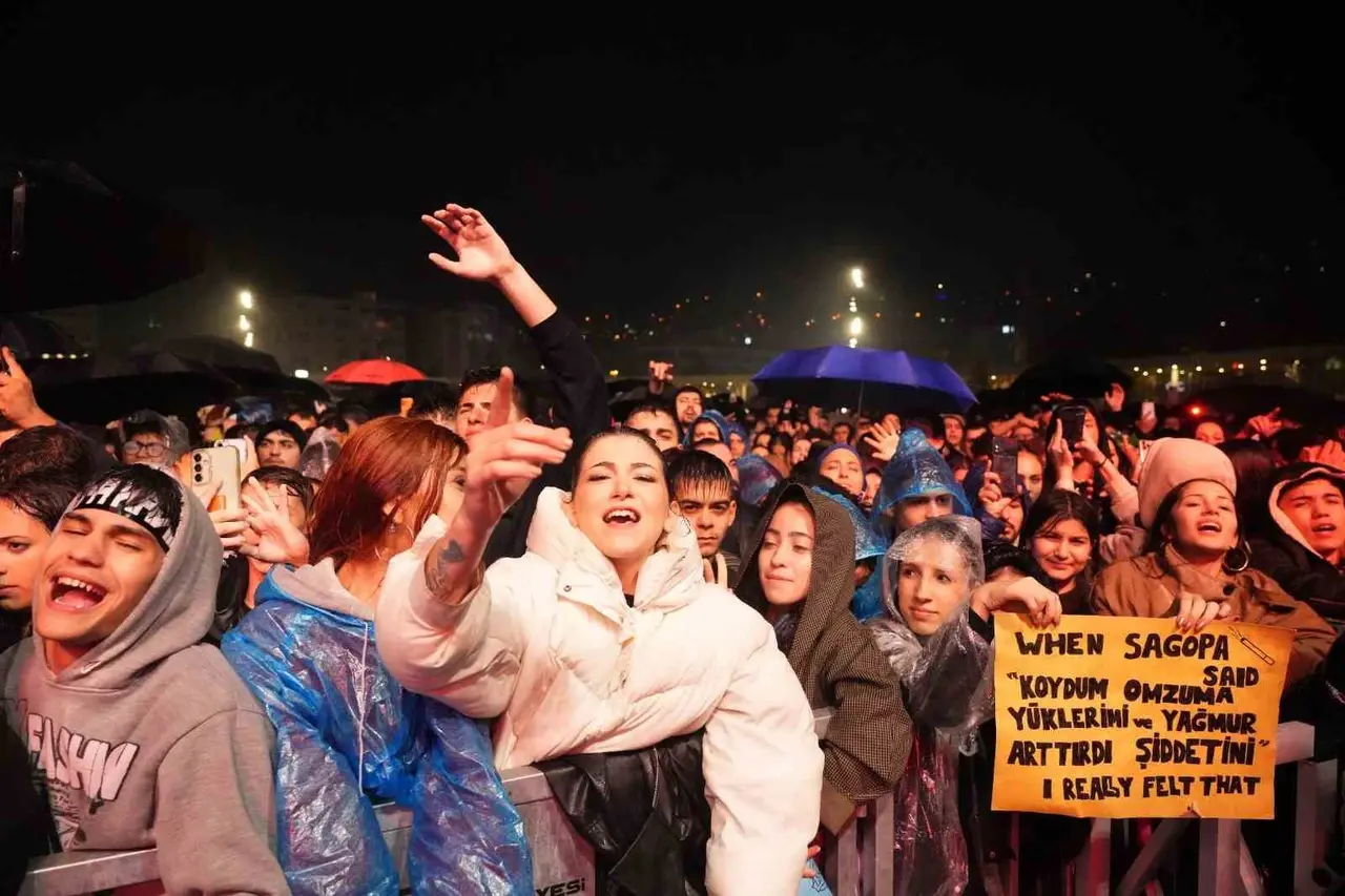 Sagopa Kajmer konserinde binlerce kişi yağmur altında Cumhuriyet coşkusunu yaşadı