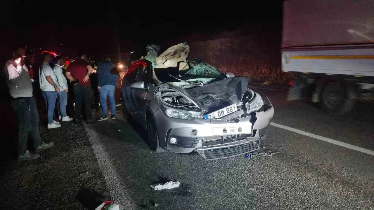 Bartın’da otomobil büyükbaş hayvana çarptı: 1 yaralı