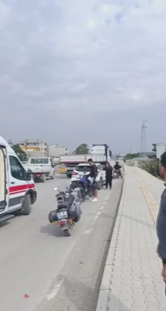 16 yaşındaki sürücünün kullandığı motosiklet tıra çarptı: 1 ölü, 2 yaralı