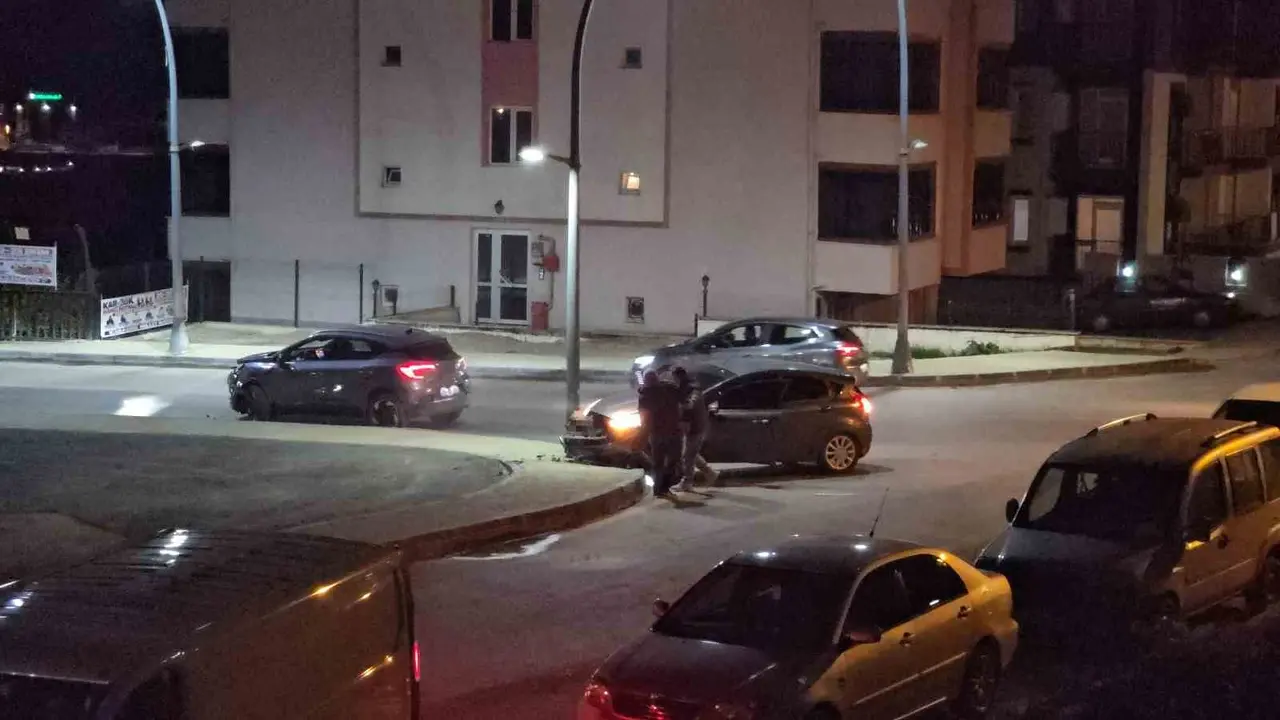 Karabük’te kavşakta iki otomobil çarpıştı: 2 yaralı