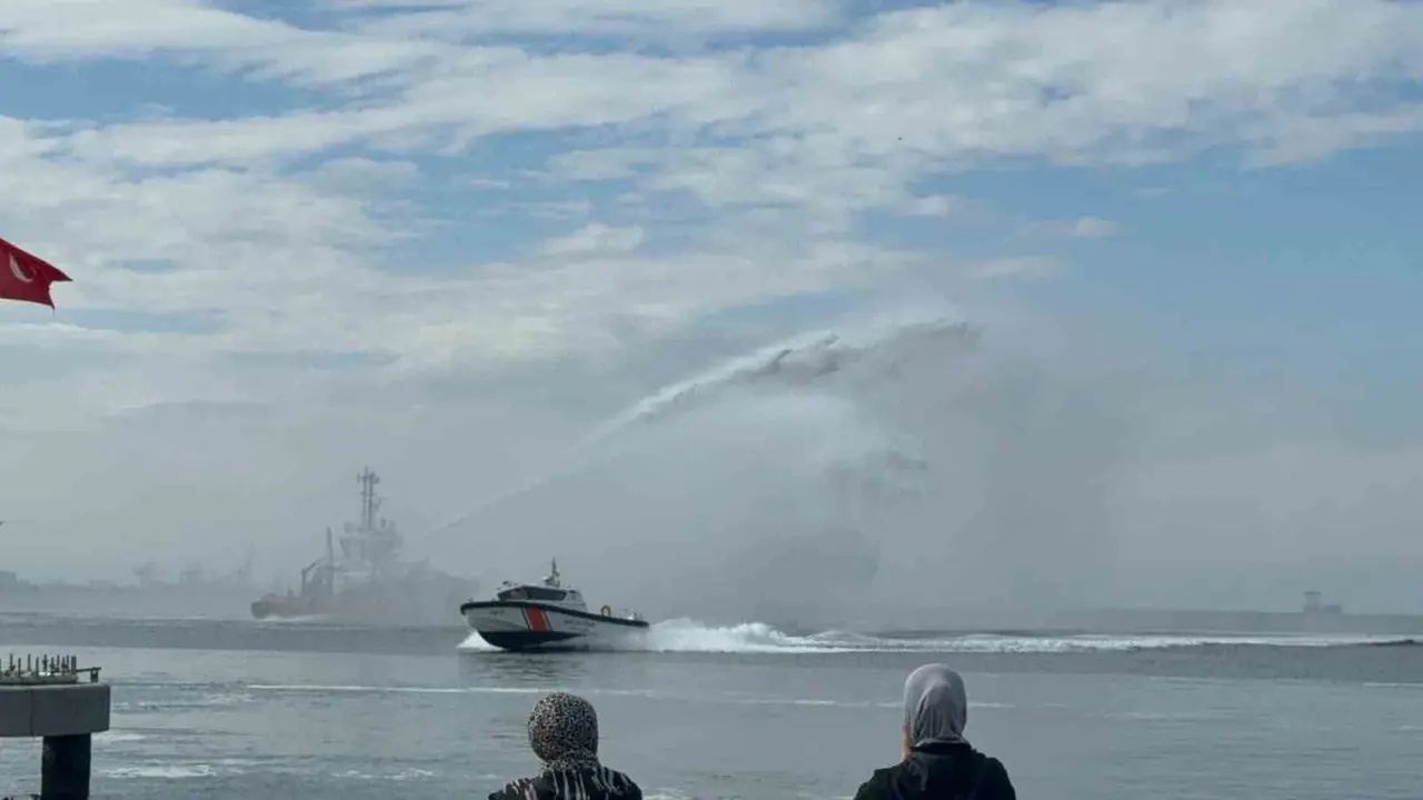 Gemlik’te Cumhuriyet Bayramı coşkusu denize taştı