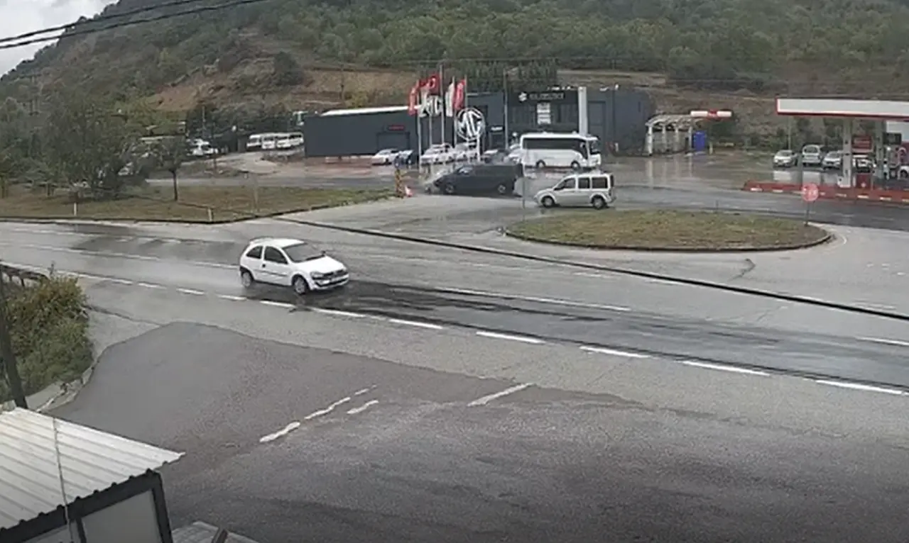 Yalova’da otomobilin ikiye bölündüğü kaza kamerada