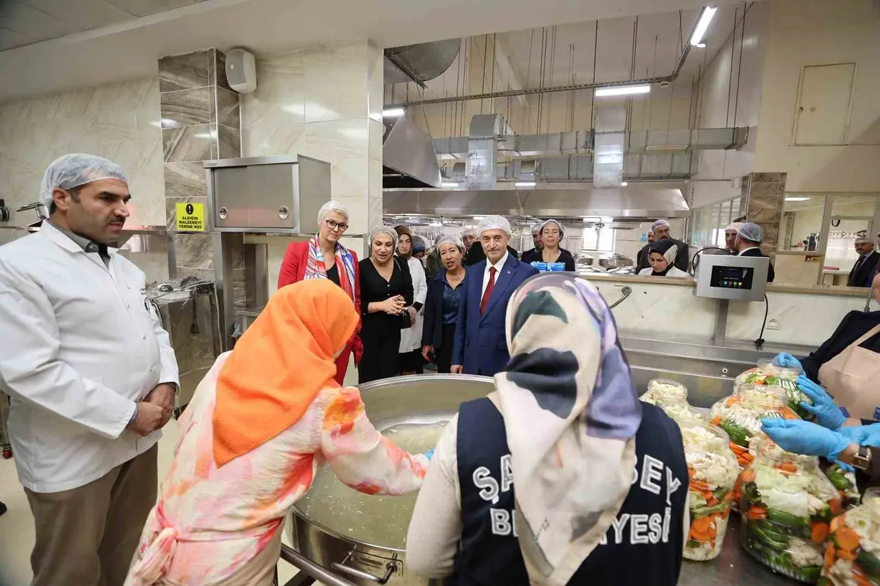 İsveç Büyükelçisi, Şahinbey Belediyesi aşevinde baklava açtı