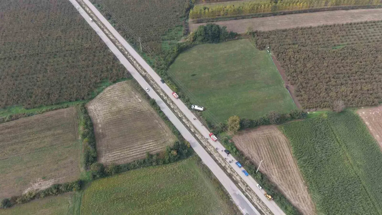 Düzce’de akaryakıt yüklü tanker devrildi