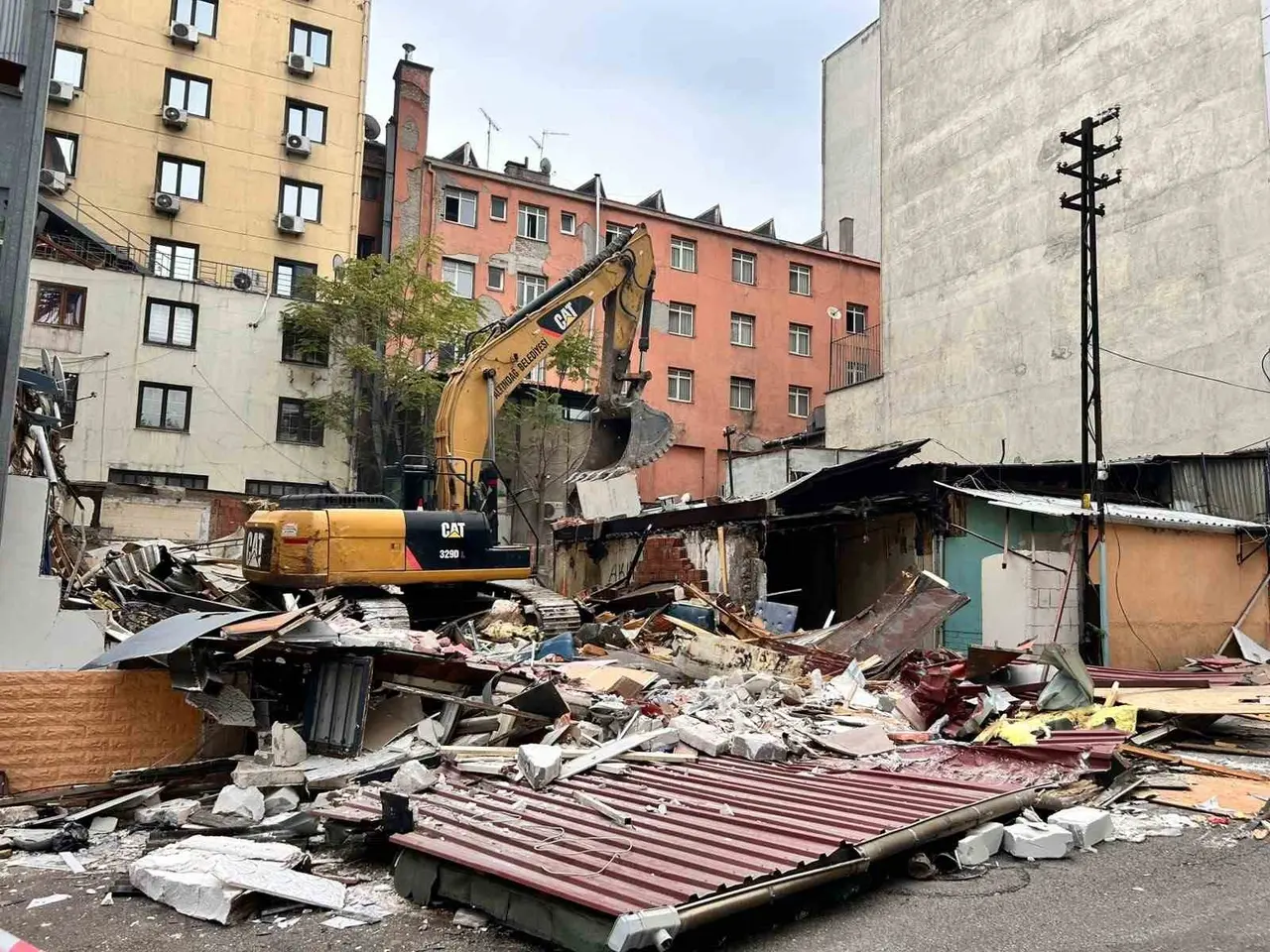 Ankara’da asayiş ve güvenlik yönünden uygun bulunmayan 3 işletme yıkıldı