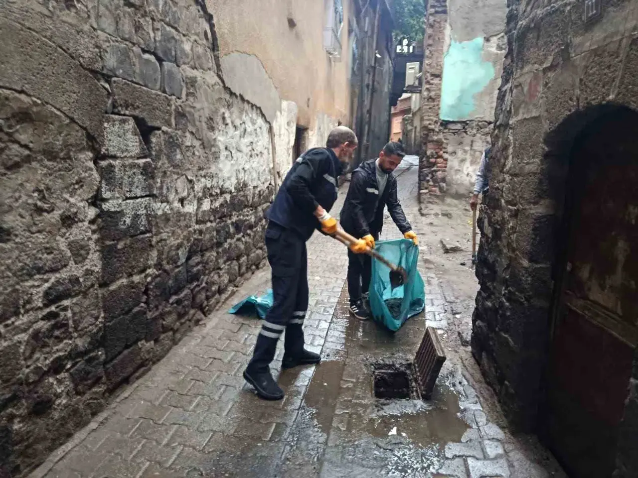 Büyükşehir Belediyesi yoğun yağış nedeniyle aksama yaşanan noktalara müdahale ediyor