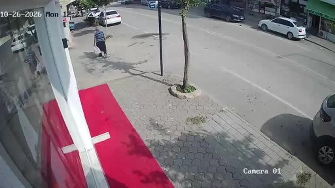 Motosikletteki çift otomobille çarpıştı: 2 yaralı