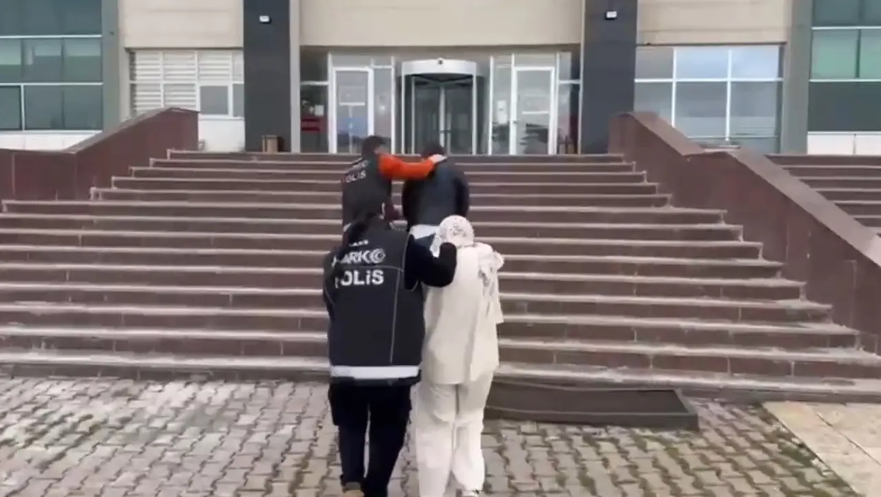 Kars’ta İranlı kuryelerin makatından uyuşturucu çıktı