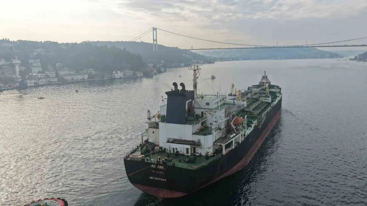İstanbul Boğazı trafiğe kapatıldı: Dron saldırısına uğrayan AK ANA tankerinin geçişi havadan görüntülendi