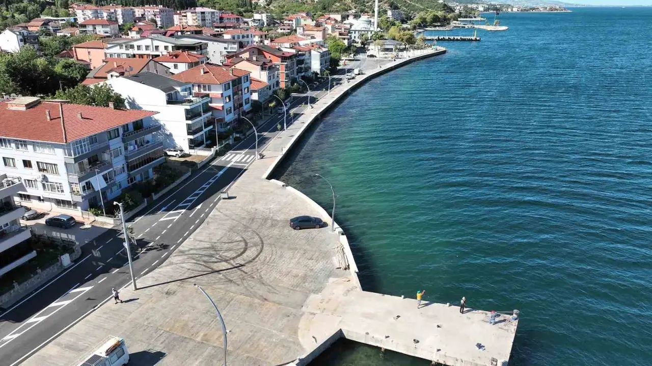 Gölcük Ulaşlı Sahili yeni görünümüne kavuştu