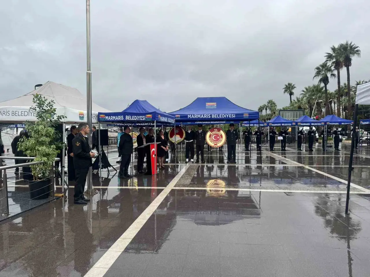 Marmaris’te Cumhuriyet Bayramı  çelenk sunma töreni sağanak altında yapıldı