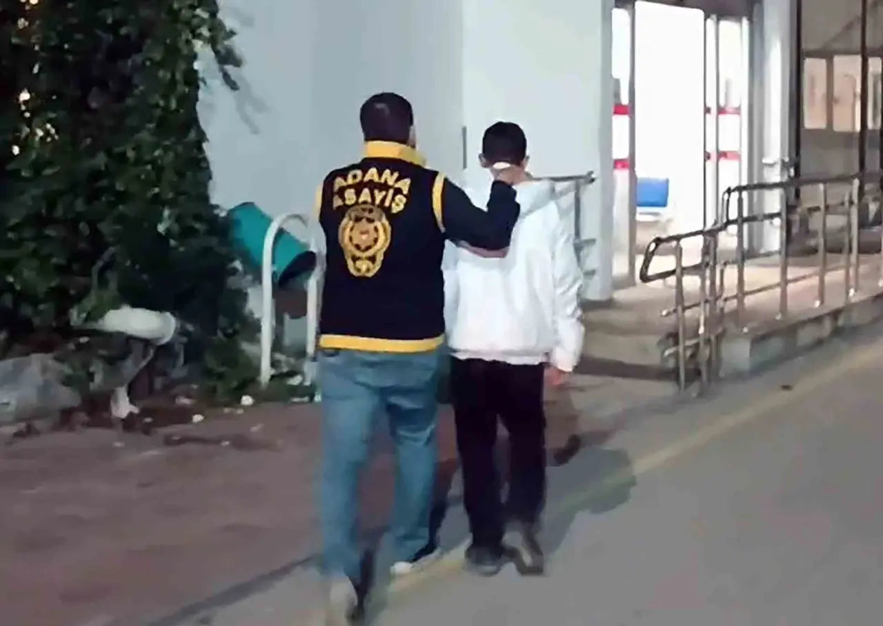 Adana’da kasada oturan çocuğu başından vuran 17 yaşındaki şüpheli yakalandı