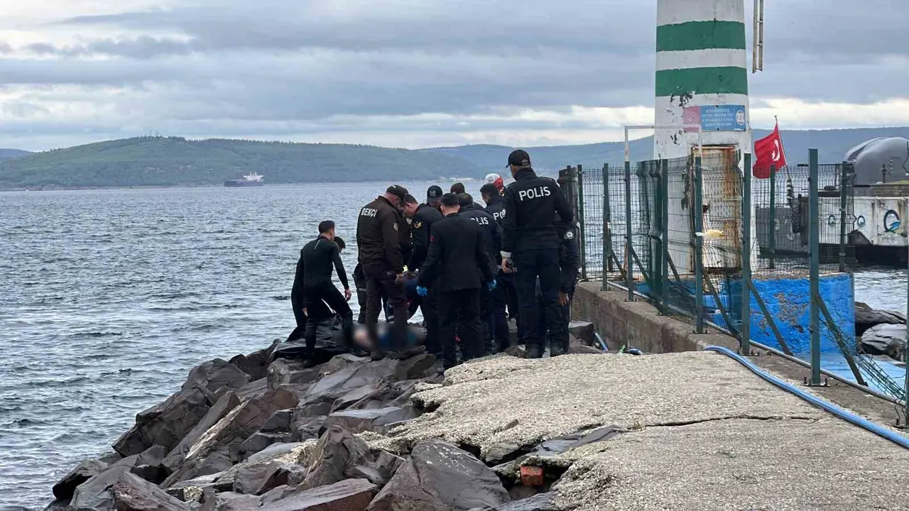 Çanakkale’de denizde erkek cesedi bulundu
