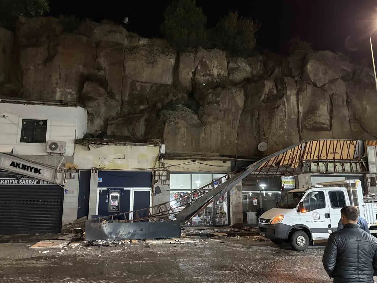 Kayseri’de otomobil 50 metre yükseklikteki kayalıktan dükkanların üzerine uçtu: 1 yaralı