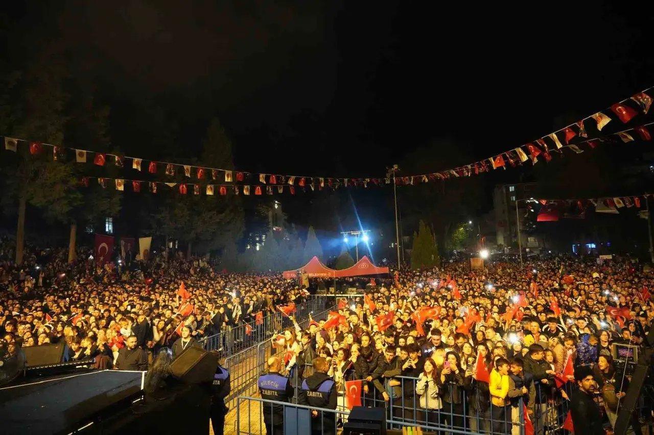 Sefo konserinde binlerce kişi bayram coşkusu yaşadı