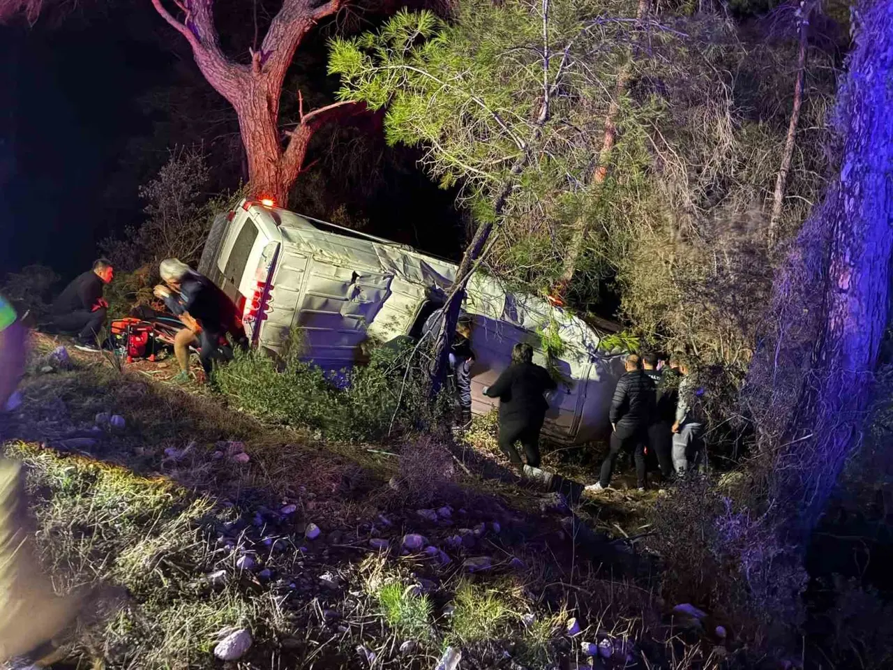 Antalya’da dağcıları taşıyan minibüs şarampole devrildi: 15 yaralı