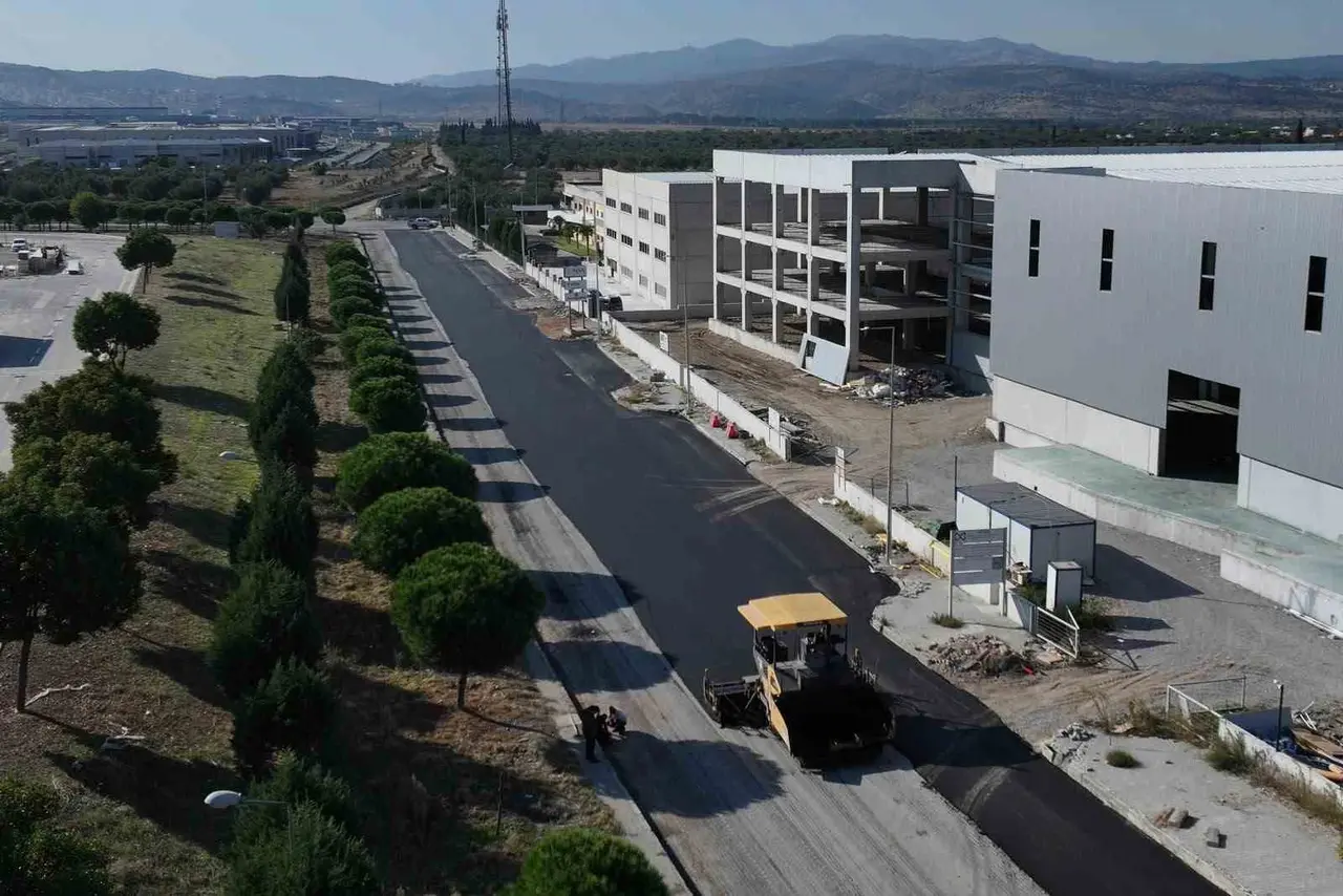 Manisa’nın iki OSB’si arasındaki yol yenileniyor