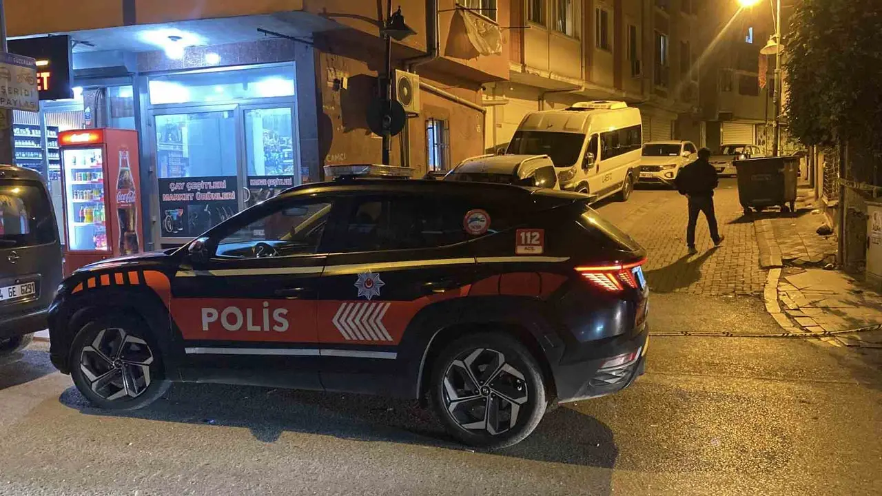 Zeytinburnu’nda iki grup arasındaki silahlı kavgada ev ve iş yerlerine mermi isabet etti