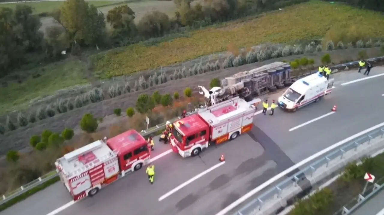 Bursa-Balıkesir otoyolunda tır devrildi: 2 yaralı