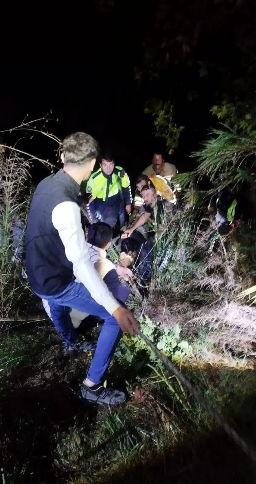 Defne’de Asi Nehri’ne düşen araçtaki 2 kişi yaralandı