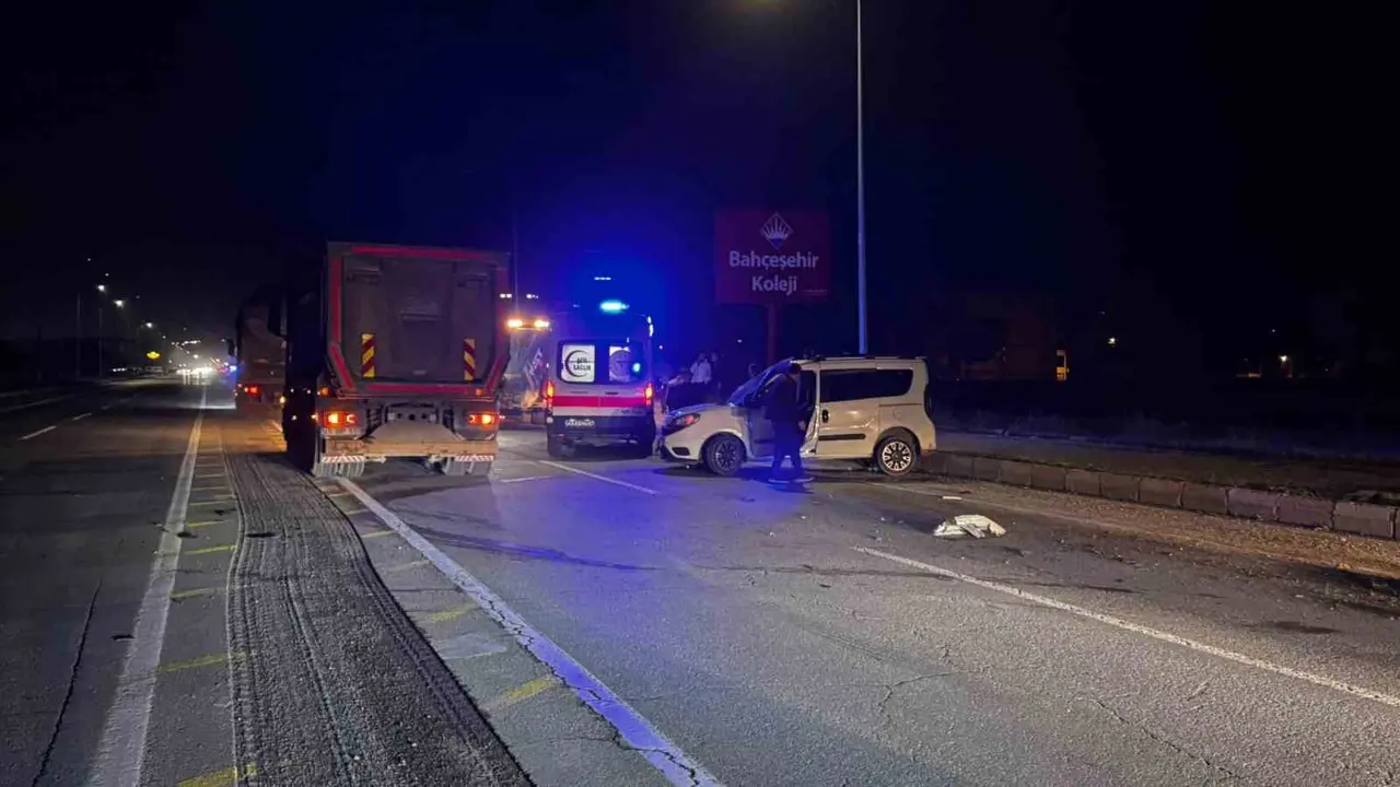 Muş’ta kepçe ile otomobil çarpıştı: 1 yaralı