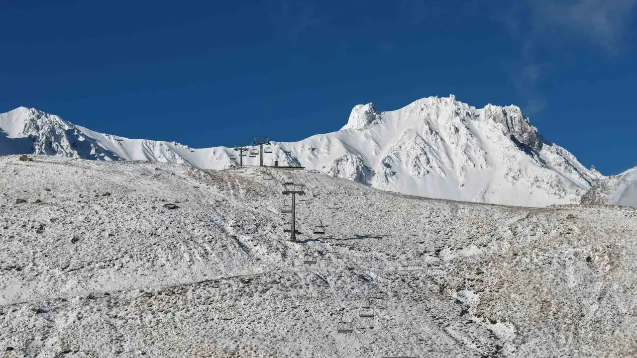 Erciyes’e kar yağdı, güzel görüntüler ortaya çıktı