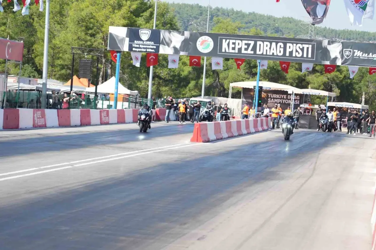 Kepez MotoDrag Şampiyonası’nda motorlar ısındı, final yarın