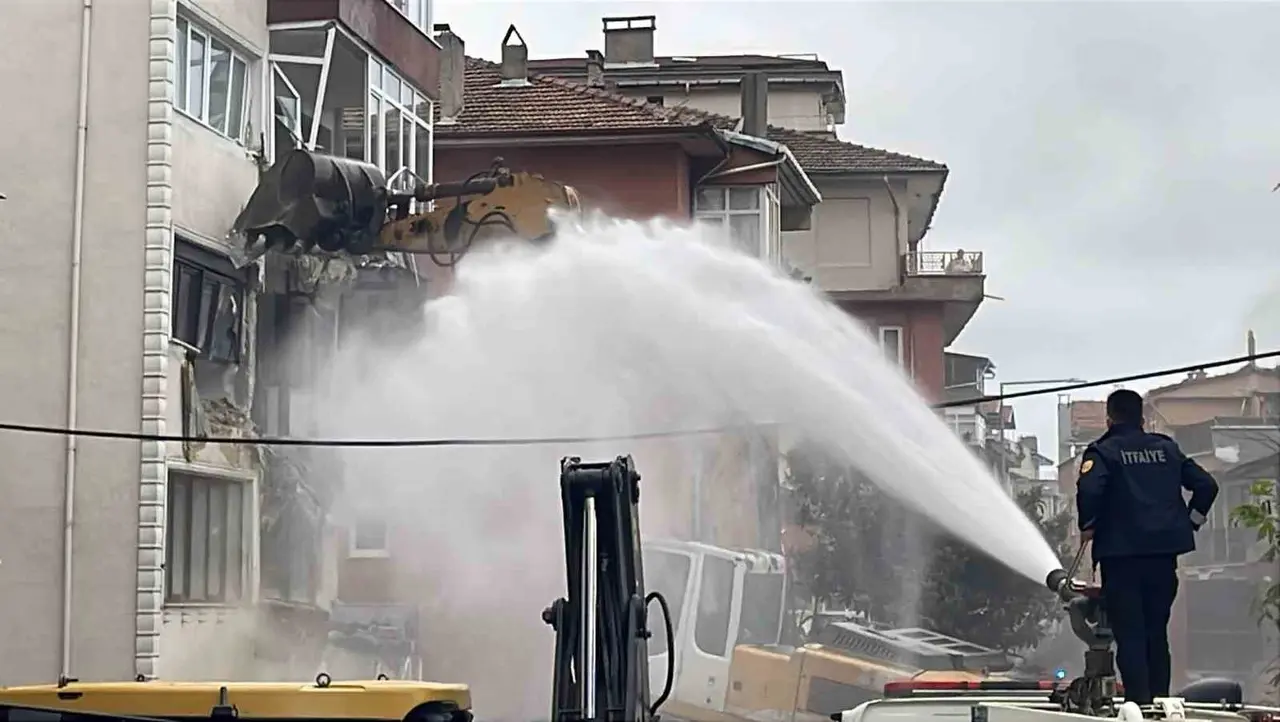 Zonguldak’ta çatlaklar nedeniyle boşaltılan 5 katlı binanın yıkımı başladı