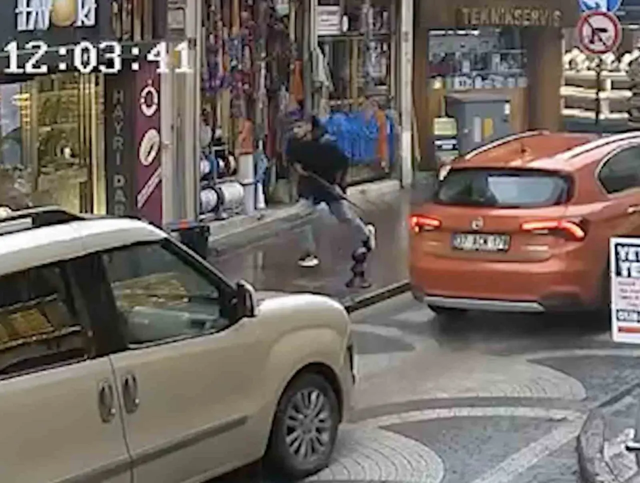 Etrafa ateş açıp, 4 kişiyi yaraladı