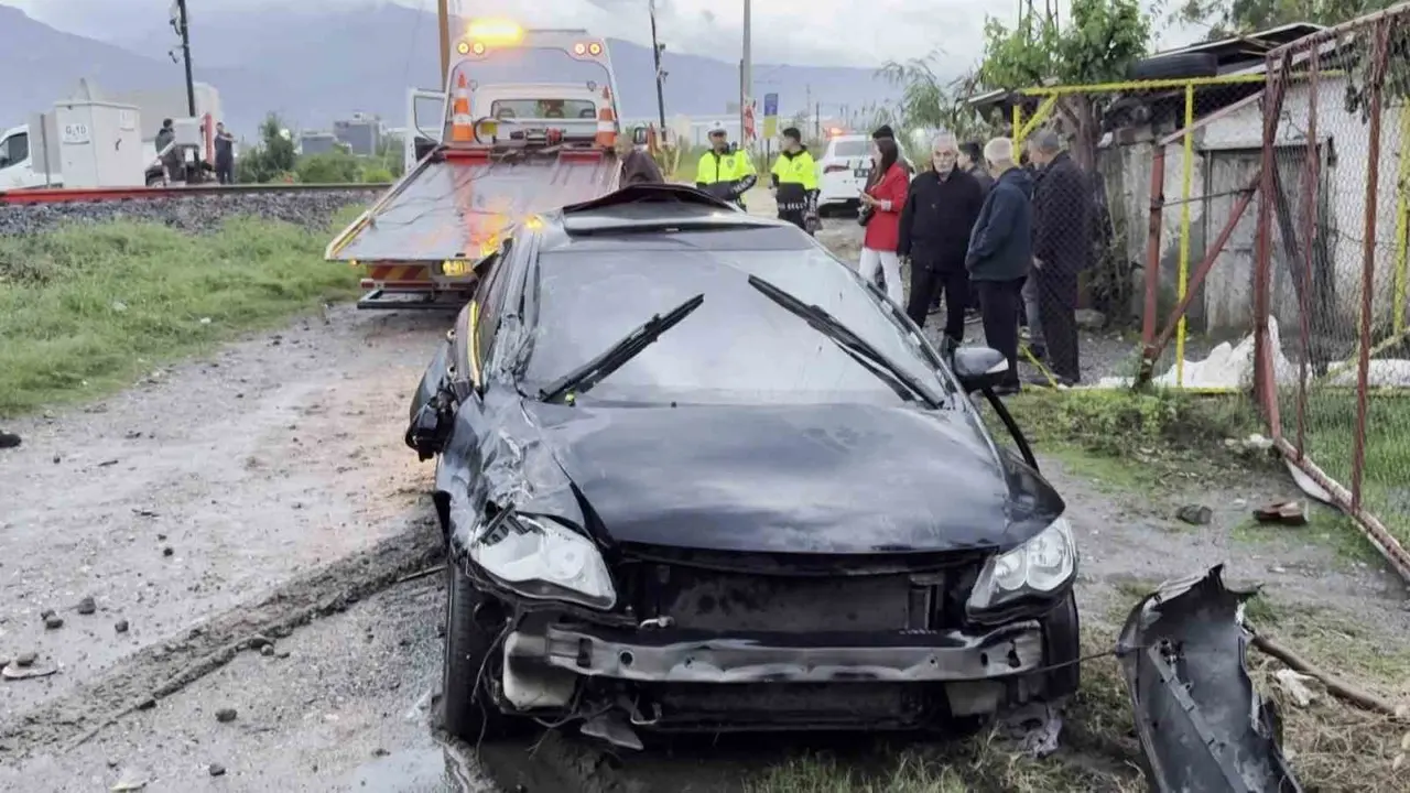 Trenin çarpmasıyla metrelerce sürüklenen otomobildeki anne öldü, oğlu yaralandı