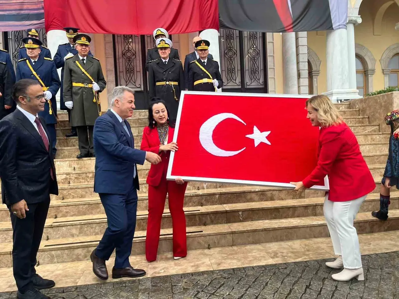 İlmek ilmek dokunan Türk bayrağı Vali Elban’a teslim edildi