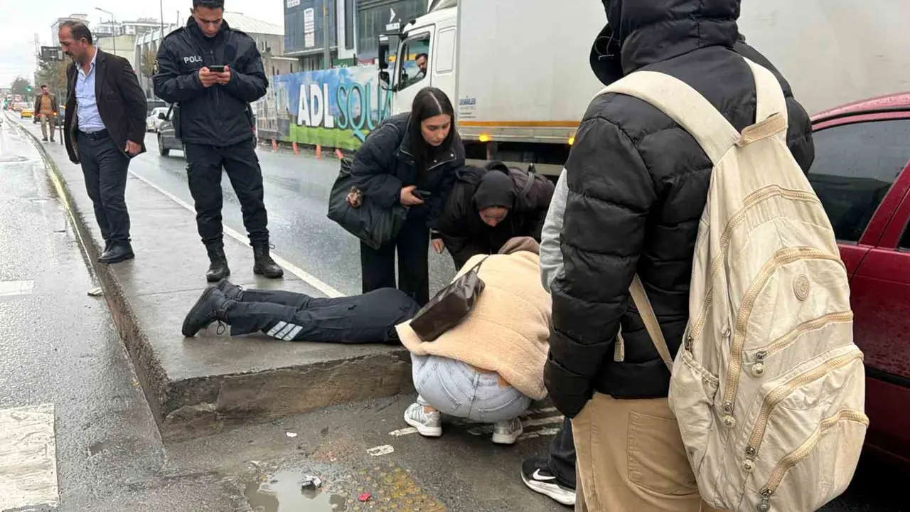 Sultangazi’de yaya geçidinde otomobilin çarptığı kadın yaralandı