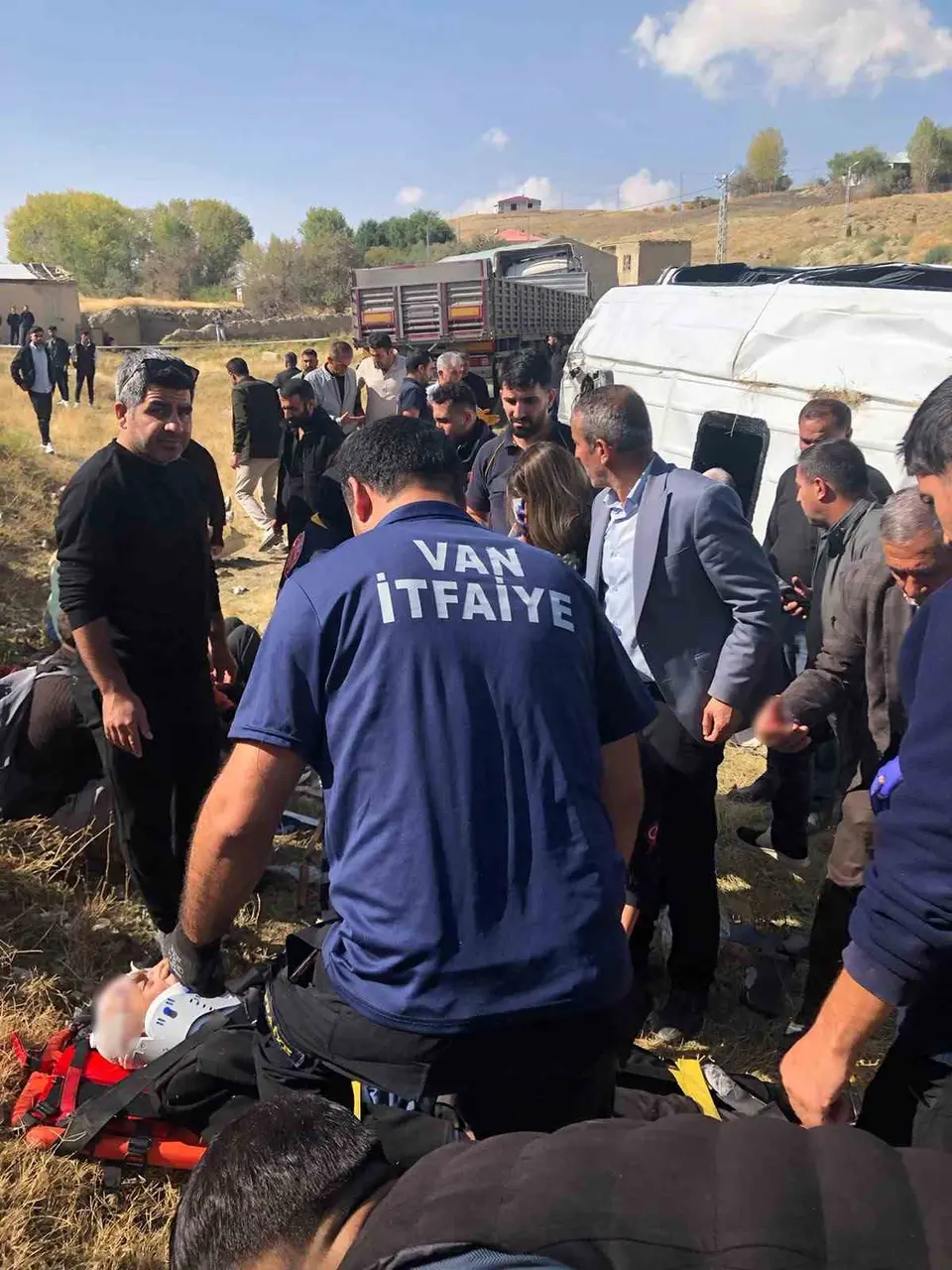 Van’da tır yolcu minibüsü ile çarpıştı: 11 yaralı