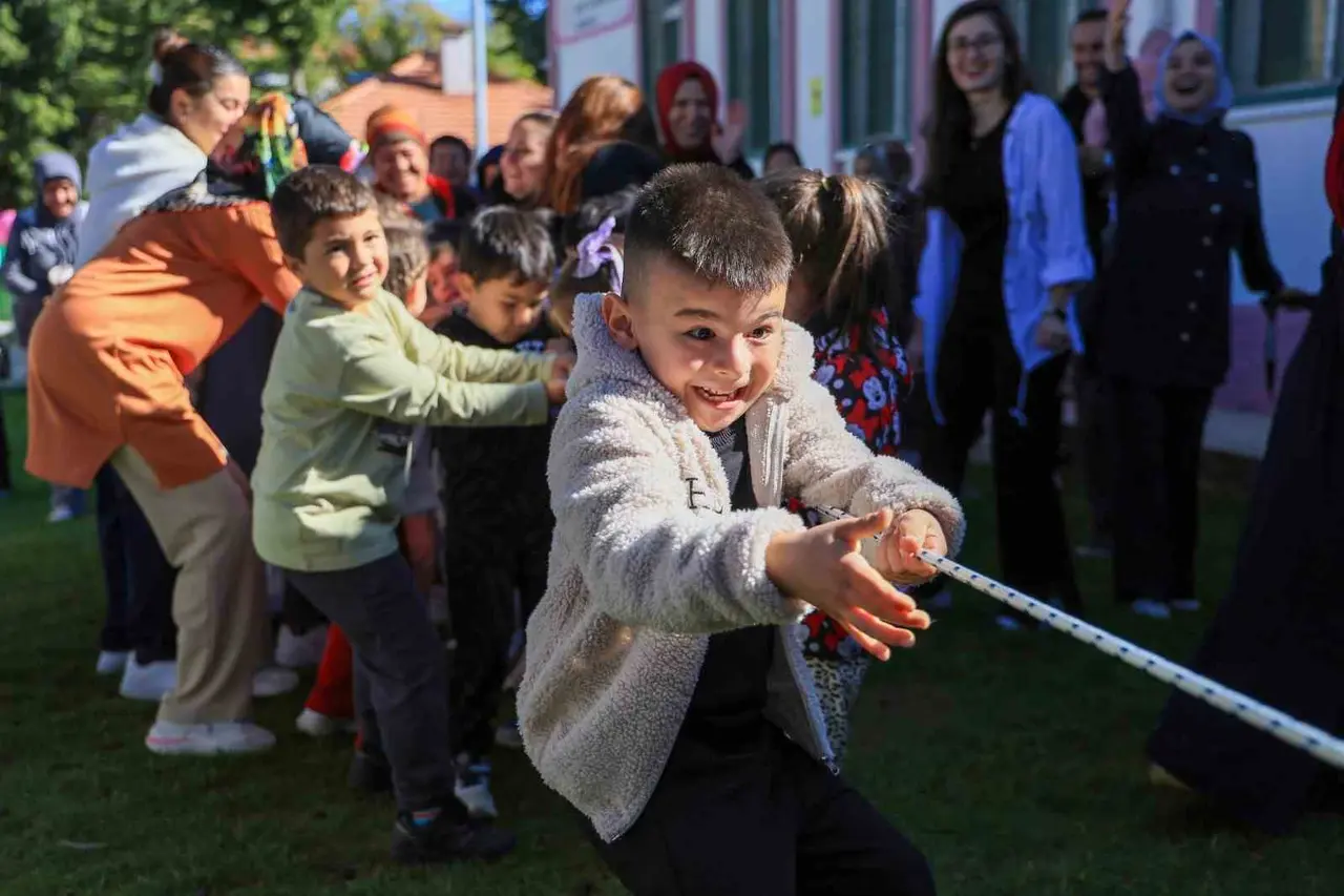 Çameli’de minikler ve aileleri geleneksel oyunlarda yarıştı