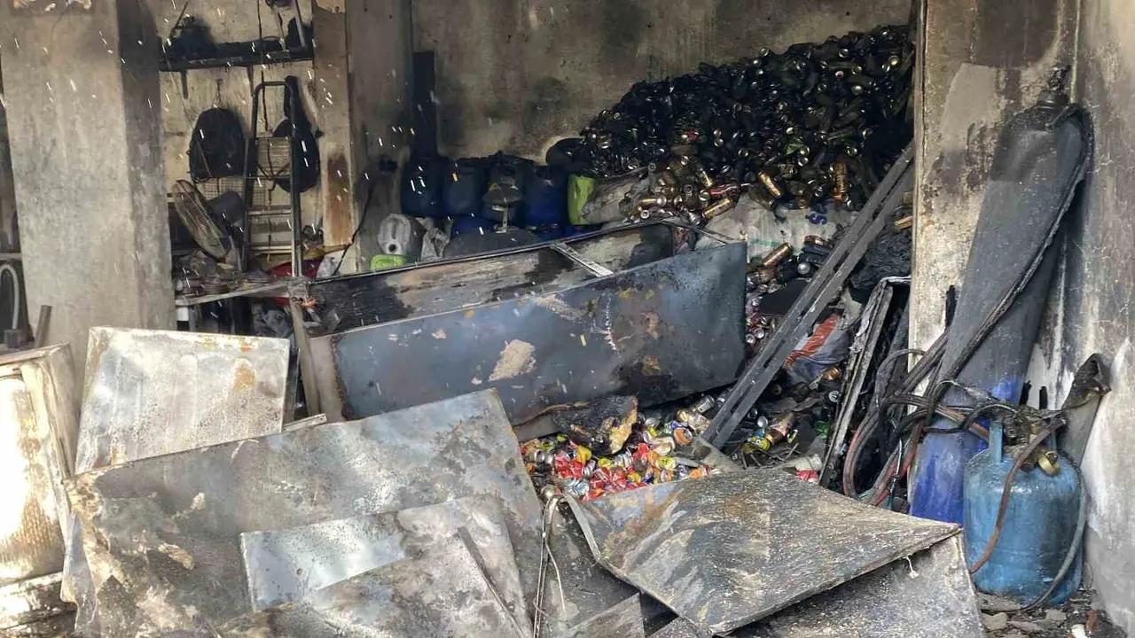 İş yerinde çıkan yangın 3 katlı binaya sıçradı: 2 kişi son anda kurtuldu